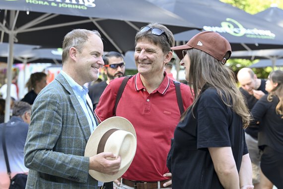 Mitarbeitende und Michael W. Böllhoff im Gespräch beim Sommerfest