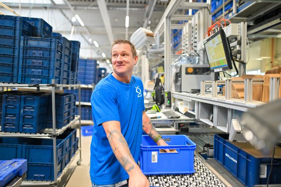 eine Böllhoff Mitarbeiterin bei der Arbeit im Warenauzsgang am Logistikstandort Oelsnitz