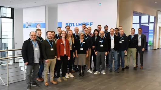des collaborateurs de diverses entreprises et institutions de recherche visitent le site Böllhoff de Bielefeld dans le cadre du projet de durabilité « DualStrat »