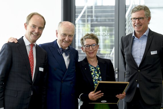 La famille Böllhoff rend hommage à Annelie Dölling pour ses 40 années d’ancienneté au sein de l’entreprise (de gauche à droite Michael W. Böllhoff, le Dr Wolfgang W. Böllhoff, Annelie Dölling, Wilhelm A. Böllhoff)