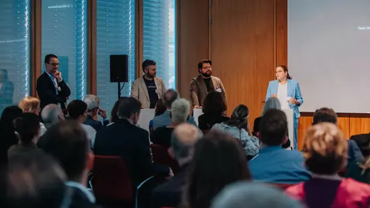 présentation sur le thème « Passeport numérique des produits » par une représentante de Böllhoff et d’autres partenaires de recherche lors du Sustainability Summit 2025 de l’association Bitkom