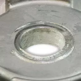 Bề mặt nhôm có vết lõm.