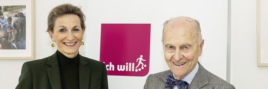 Anja Böllhoff, Vorsitzende der Wolfgang und Regina Böllhoff Stiftung, und Gründungsstifter Dr. Wolfgang W. Böllhoff zeigen den Jahresbericht der Stiftung