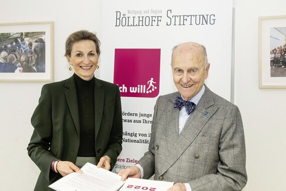 Anja Böllhoff, Vorsitzende der Wolfgang und Regina Böllhoff Stiftung, und Gründungsstifter Dr. Wolfgang W. Böllhoff zeigen den Jahresbericht der Stiftung