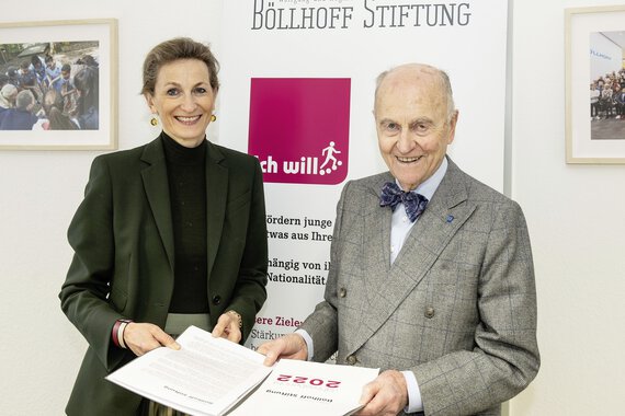 Anja Böllhoff, Vorsitzende der Wolfgang und Regina Böllhoff Stiftung, und Gründungsstifter Dr. Wolfgang W. Böllhoff zeigen den Jahresbericht der Stiftung