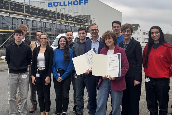 Representatives of the Quelle comprehensive school, the Böllhoff Group and the Bielefeld Chamber of Industry and Commerce at the signing of the ‘Kooperation IHK-Schule-Wirtschaft’ agreement at Böllhoff's headquarters in Brackwede