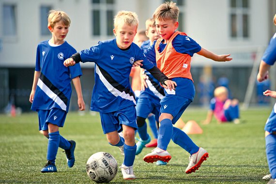 Children of Böllhoff employees learn to play football at the Arminia Football Camp.