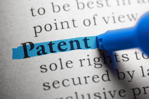 Zakreślacz podkreśla słowo „patent” w tekście