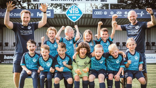 Les jeunes du club de football VfB Schloß Holte sont ravis des nouveaux maillots.