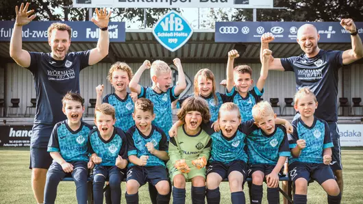 The F-Youth of VfB Schloß Holte is happy about the new jerseys.