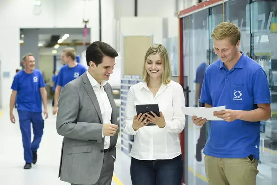 Ba nhân viên của Böllhoff thảo luận về yêu cầu chất lượng của khách hàng