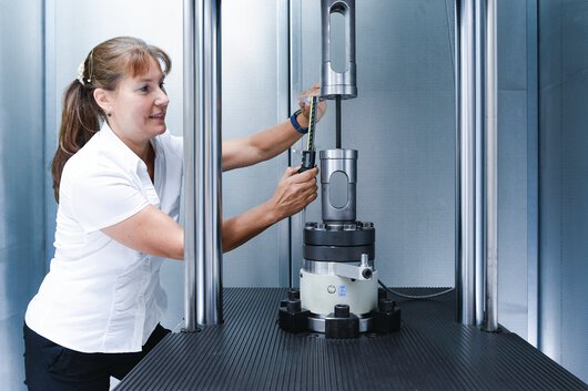 Zaměstnanec zkušební laboratoře během provádění zkoušky