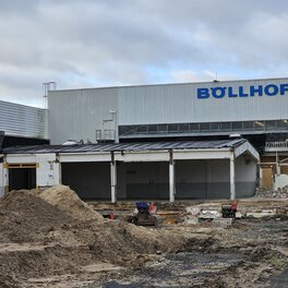 Widok na pozostałości zabytkowej hali produkcyjnej w siedzibie Böllhoff w Bielefeld wkrótce po rozpoczęciu prac rozbiórkowych i przed budową nowego ośrodka szkoleniowo-edukacyjnego o nazwie Kampus Edukacyjny Böllhoff