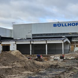 Vue des derniers décombres d’un atelier de production historique au siège de Böllhoff à Bielefeld, juste après le début des travaux de démolition – avant la construction du nouveau centre de formation et de perfectionnement, le Böllhoff Education Campus