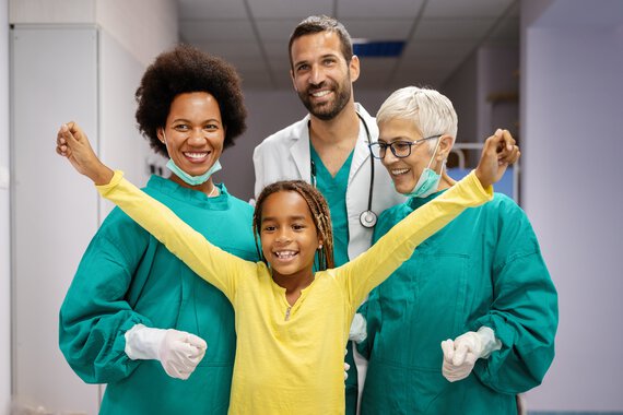 Equipo médico brasileño con un joven enfermo de leucemia