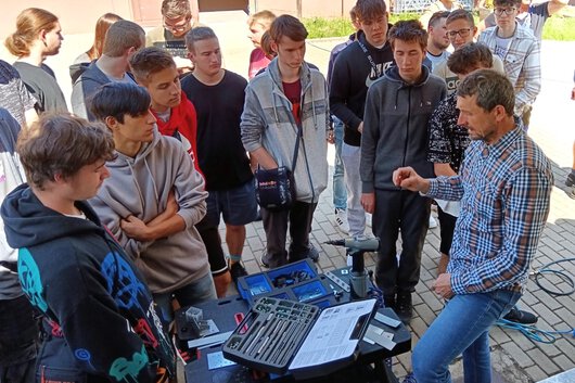 Technický a produktový manažer učí studenty středních škol o našich produktech a technice