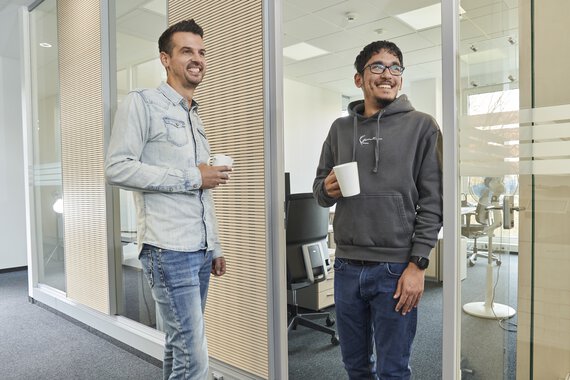 Kurze Auszeit – Markus und Mustafa gönnen sich gemeinsam einen Kaffee