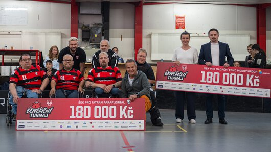Předávání šeků s celkovou částkou 360 000,- Kč charitativním organizacím.