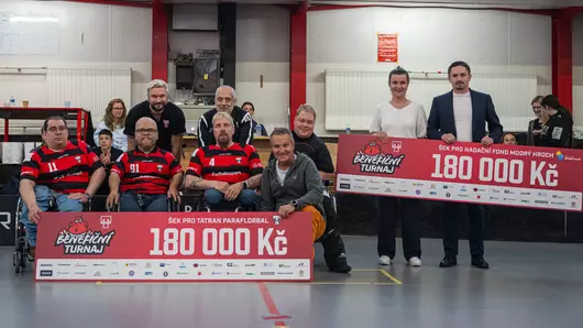 Předávání šeků s celkovou částkou 360 000,- Kč charitativním organizacím.
