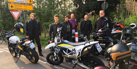 Bild von Böllhoff Mitarbeitenden mit Motorrädern