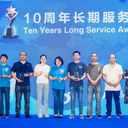 10 Mitarbeiterinnen und Mitarbeiter von Böllhoff China werden ausgezeichnet für 10 Jahre Unternehmenszugehörigkeit beim Familientag Mitte September 2023 in Wuxi (China).
