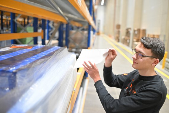 eine Böllhoff Auszubildender am Hochlagerregal am Logistikstandort Oelsnitz