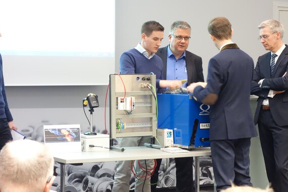 Deux employés présentent une idée innovante à la direction de l’entreprise lors du Comité de pilotage de l’innovation de Böllhoff