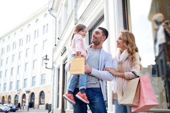 Photo of a Böllhoff employee with wife and daughter