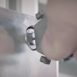 PARRYPLUG® se instala rápidamente sin herramientas y evita el aflojamiento no autorizado de sus uniones roscadas.