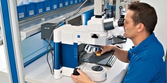 Zkoušky struktury pomocí optického mikroskopu v naší akreditované zkušební laboratoři