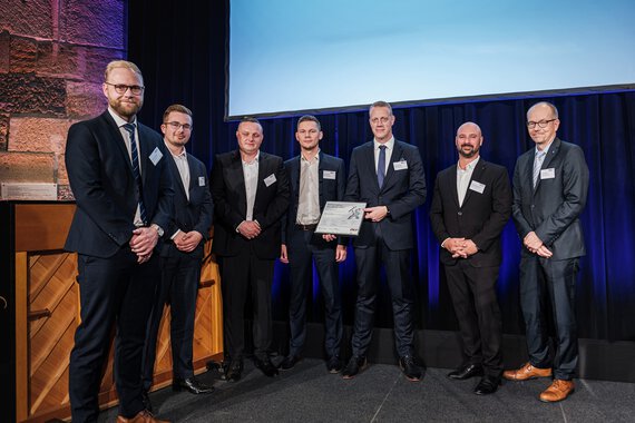 Das Werkzeugbau-Team der Böllhoff Gruppe nimmt die Auszeichnung entgegen beim Branchenwettbewerb Excellence in Production.