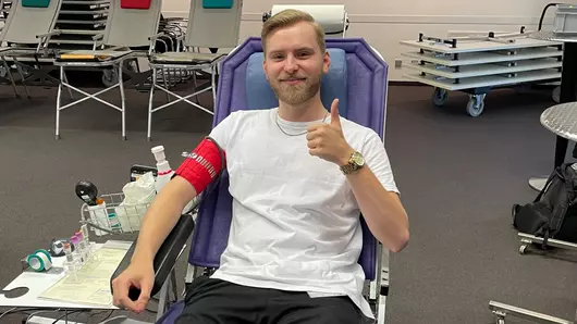 Ein Kollege von Böllhoff spendet Blut bei der Blutspendeaktion in Bielefeld