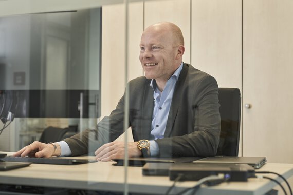 Stephan Berning, Team Leader IT Service Desk at work