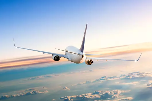 Avião acima das nuvens