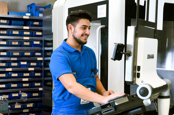 Photo of a Böllhoff apprentice at a milling machine