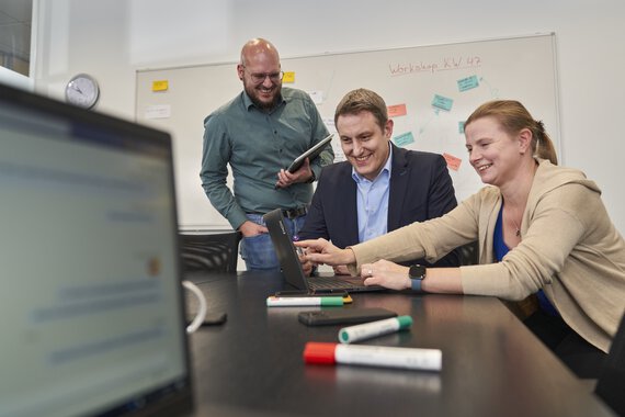 Marcel, Stefan und Nadine in einer kurzen Abstimmungsrunde