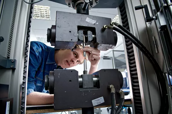 Bild von Böllhoff Azubi bei der Werkstoffprüfung