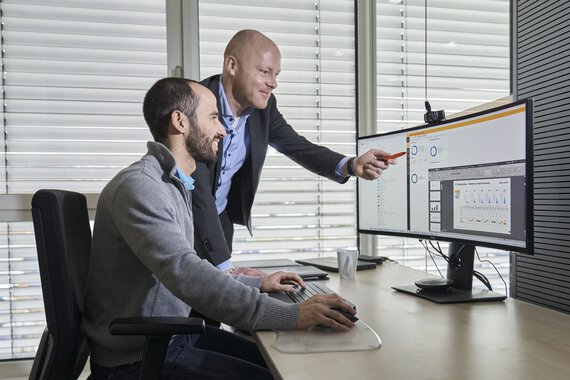 Marcel und Stephan im Gespräch am Computer