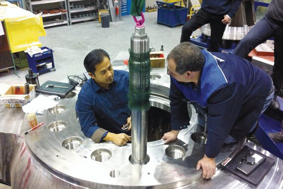 Joint effort: Employees at KSB and Böllhoff perform a screw test