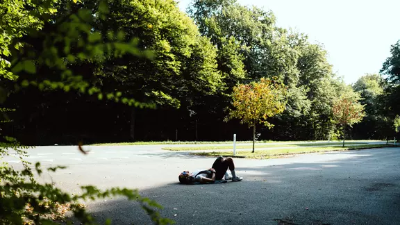 El ciclista Bastian Harfmann descansa en un aparcamiento tras recorrer más de 400 kilómetros entre Bielefeld y Copenhague