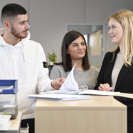 Bild von drei Auszubildenden im Bereich Büromanagement