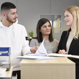 Bild von drei Auszubildenden im Bereich Büromanagement