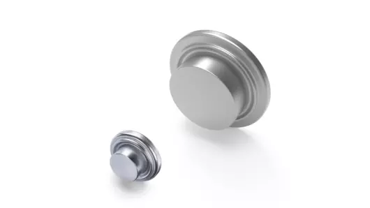 Zwei Böllhoff Weltac-Elemente aus Metall in unterschiedlichen Größen, dargestellt auf weißem Hintergrund. Die runden Verbindungselemente zeigen den typischen Bund für das sichere Verschließen von Bohrungen.