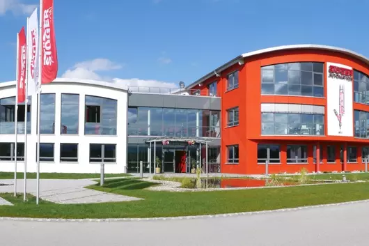 Außenansicht des Stammsitzes der Stöger Automation GmbH im bayerischen Königsdorf