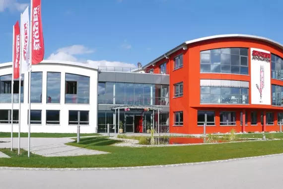 Außenansicht des Stammsitzes der Stöger Automation GmbH im bayerischen Königsdorf
