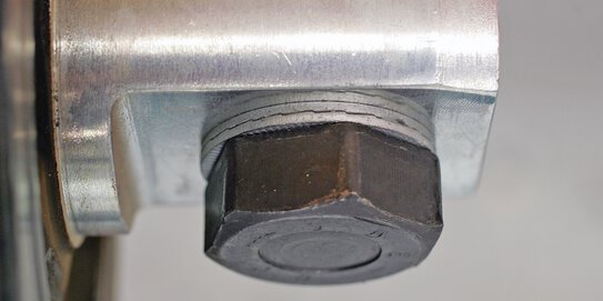 Tightened screw with Nord-Lock® wedge-locking washers.