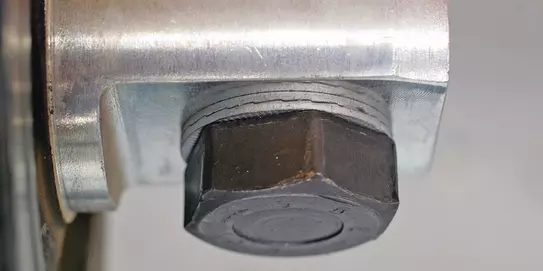 Siết chặt vít với vòng đệm tự hãm Nord-Lock®.