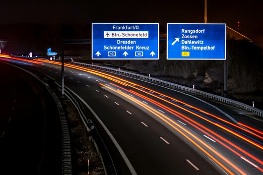 Autobahn bei Nacht