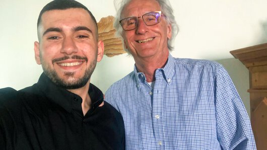 Une jeune personne avec son mentor