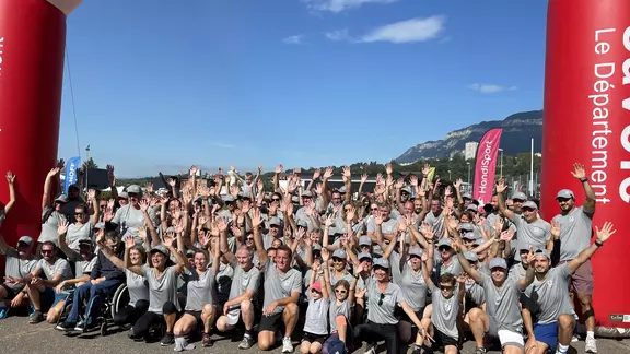 Ein Gruppenbild mit allen Böllhoff Teilnehmern des Spendenlaufs „La Savoie Court pour Handisport“ in La Ravoire.